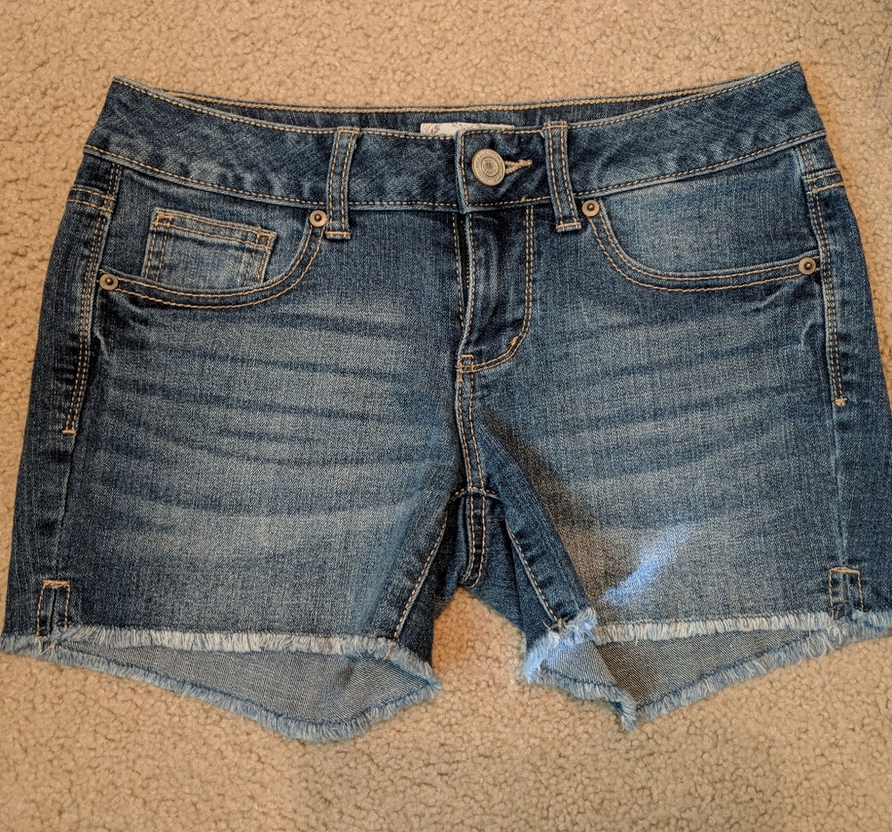 SO raw hemmed jean midi shorts - size 3 - Mid Rise